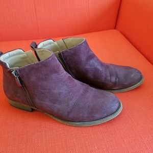 Ankle boots in burgundy.